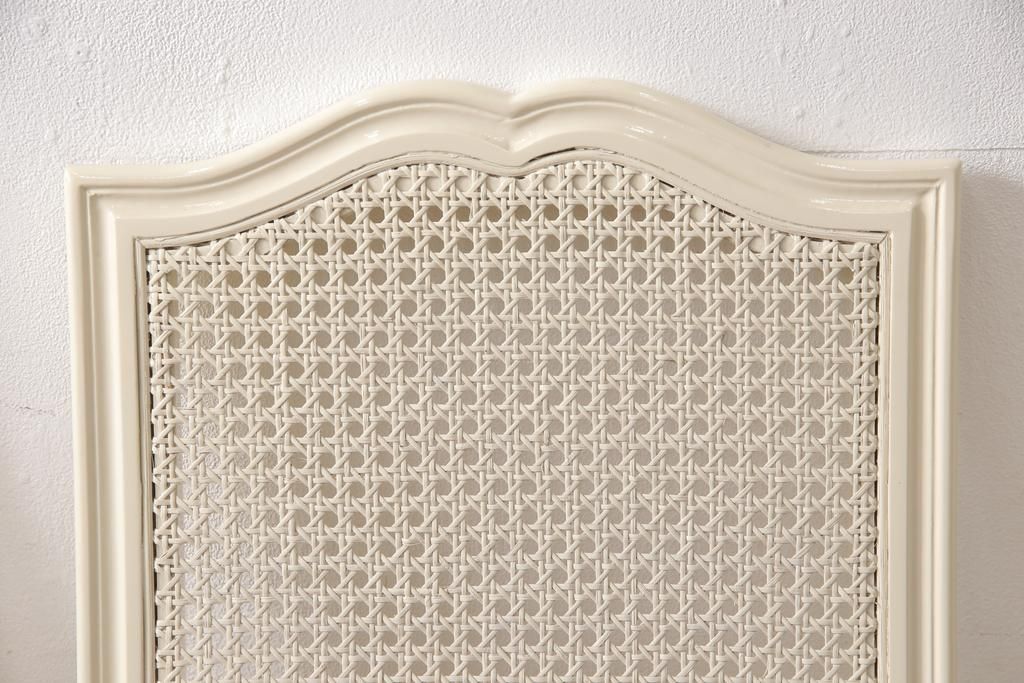 エレガントなラタンバックチェア4脚セットをリペア&カスタム!3脚は指定の生地に張り替え、本体は擦れや色あせ箇所のみ補修ペイントし仕上げ。(ダイニングチェア、椅子)