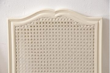 エレガントなラタンバックチェア4脚セットをリペア&カスタム!3脚は指定の生地に張り替え、本体は擦れや色あせ箇所のみ補修ペイントし仕上げ。(ダイニングチェア、椅子)