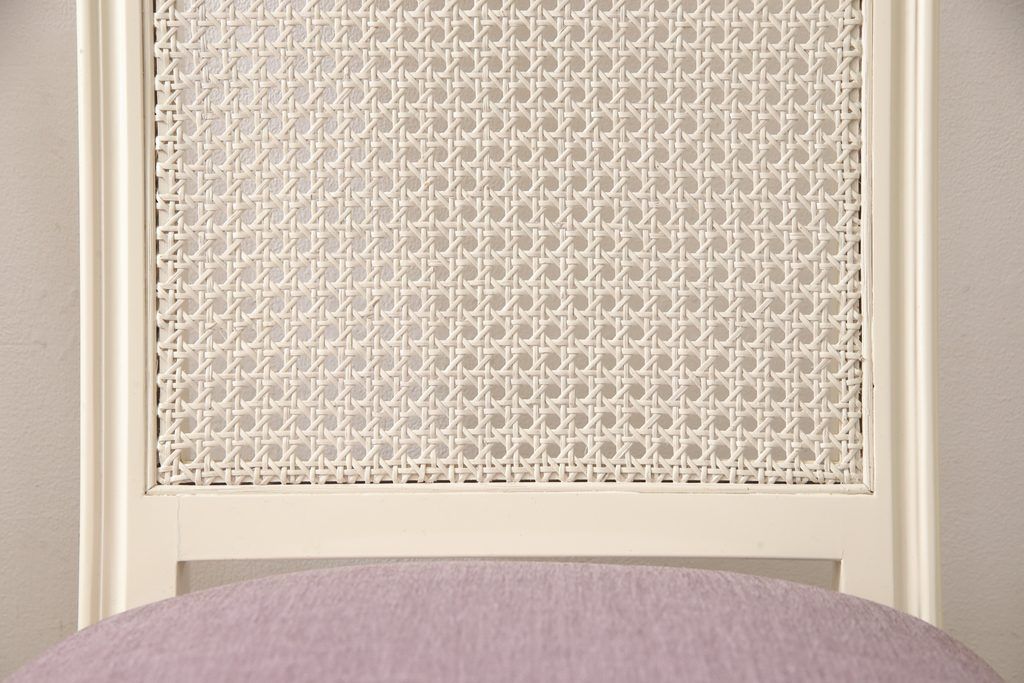 エレガントなラタンバックチェア4脚セットをリペア&カスタム!3脚は指定の生地に張り替え、本体は擦れや色あせ箇所のみ補修ペイントし仕上げ。(ダイニングチェア、椅子)