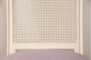 エレガントなラタンバックチェア4脚セットをリペア&カスタム!3脚は指定の生地に張り替え、本体は擦れや色あせ箇所のみ補修ペイントし仕上げ。(ダイニングチェア、椅子)