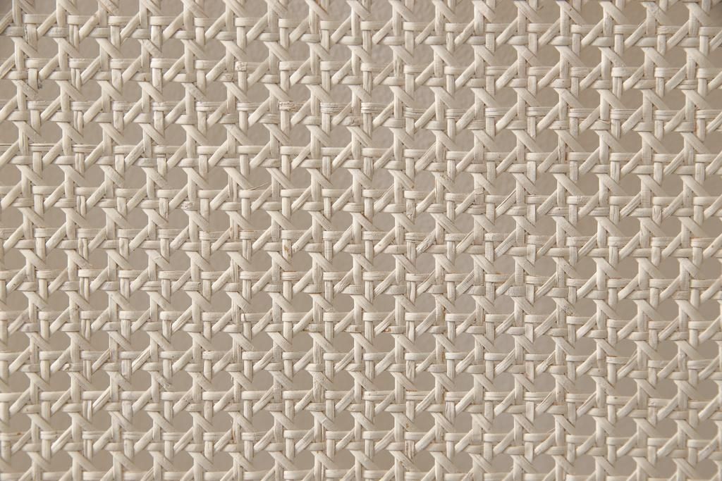 エレガントなラタンバックチェア4脚セットをリペア&カスタム!3脚は指定の生地に張り替え、本体は擦れや色あせ箇所のみ補修ペイントし仕上げ。(ダイニングチェア、椅子)