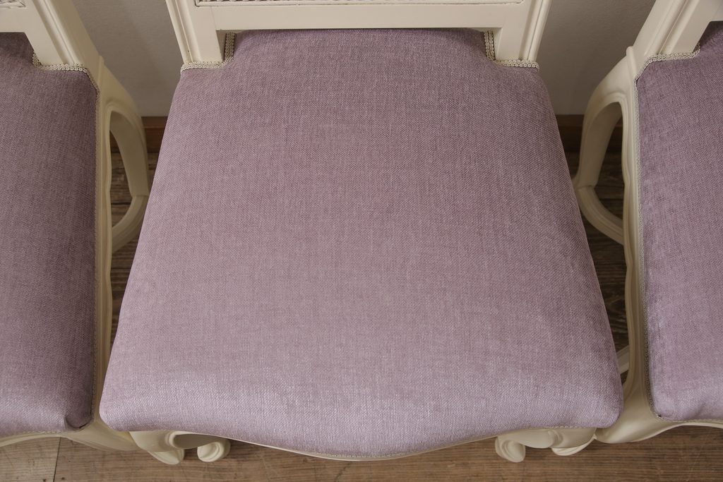 エレガントなラタンバックチェア4脚セットをリペア&カスタム!3脚は指定の生地に張り替え、本体は擦れや色あせ箇所のみ補修ペイントし仕上げ。(ダイニングチェア、椅子)