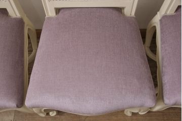 エレガントなラタンバックチェア4脚セットをリペア&カスタム!3脚は指定の生地に張り替え、本体は擦れや色あせ箇所のみ補修ペイントし仕上げ。(ダイニングチェア、椅子)