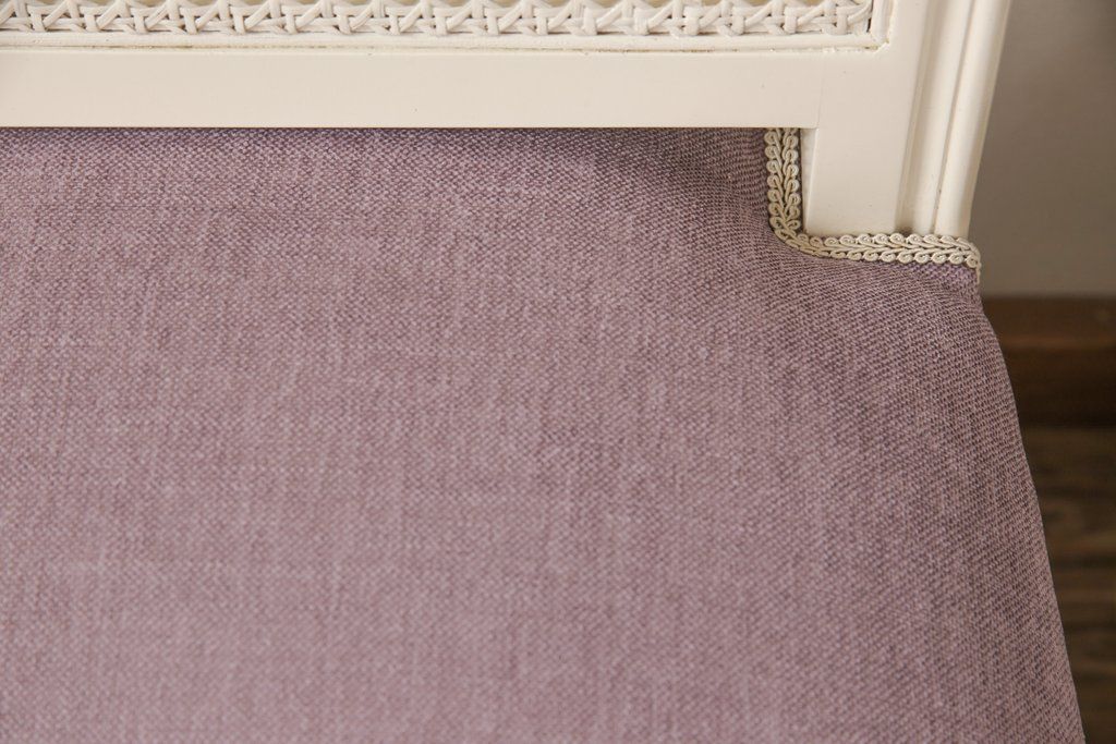 エレガントなラタンバックチェア4脚セットをリペア&カスタム!3脚は指定の生地に張り替え、本体は擦れや色あせ箇所のみ補修ペイントし仕上げ。(ダイニングチェア、椅子)