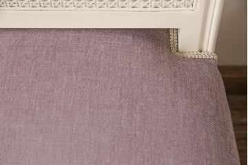 エレガントなラタンバックチェア4脚セットをリペア&カスタム!3脚は指定の生地に張り替え、本体は擦れや色あせ箇所のみ補修ペイントし仕上げ。(ダイニングチェア、椅子)