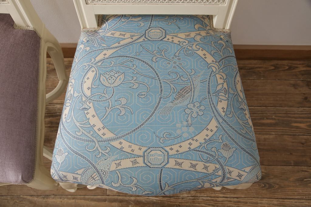 エレガントなラタンバックチェア4脚セットをリペア&カスタム!3脚は指定の生地に張り替え、本体は擦れや色あせ箇所のみ補修ペイントし仕上げ。(ダイニングチェア、椅子)