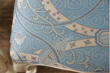 エレガントなラタンバックチェア4脚セットをリペア&カスタム!3脚は指定の生地に張り替え、本体は擦れや色あせ箇所のみ補修ペイントし仕上げ。(ダイニングチェア、椅子)