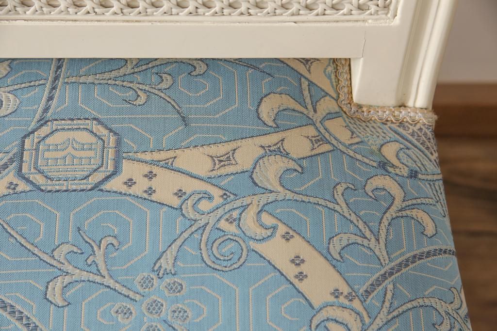 エレガントなラタンバックチェア4脚セットをリペア&カスタム!3脚は指定の生地に張り替え、本体は擦れや色あせ箇所のみ補修ペイントし仕上げ。(ダイニングチェア、椅子)