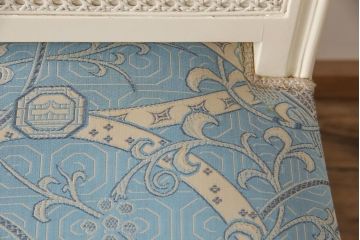 エレガントなラタンバックチェア4脚セットをリペア&カスタム!3脚は指定の生地に張り替え、本体は擦れや色あせ箇所のみ補修ペイントし仕上げ。(ダイニングチェア、椅子)