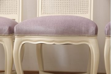 エレガントなラタンバックチェア4脚セットをリペア&カスタム!3脚は指定の生地に張り替え、本体は擦れや色あせ箇所のみ補修ペイントし仕上げ。(ダイニングチェア、椅子)