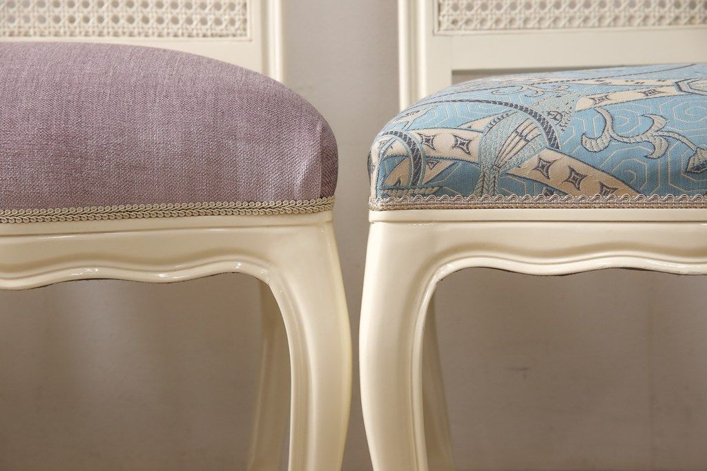 エレガントなラタンバックチェア4脚セットをリペア&カスタム!3脚は指定の生地に張り替え、本体は擦れや色あせ箇所のみ補修ペイントし仕上げ。(ダイニングチェア、椅子)