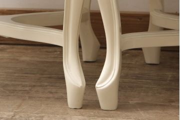 エレガントなラタンバックチェア4脚セットをリペア&カスタム!3脚は指定の生地に張り替え、本体は擦れや色あせ箇所のみ補修ペイントし仕上げ。(ダイニングチェア、椅子)