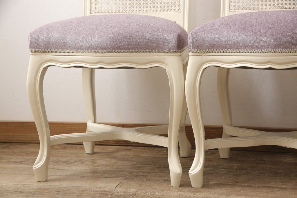 エレガントなラタンバックチェア4脚セットをリペア&カスタム!3脚は指定の生地に張り替え、本体は擦れや色あせ箇所のみ補修ペイントし仕上げ。(ダイニングチェア、椅子)