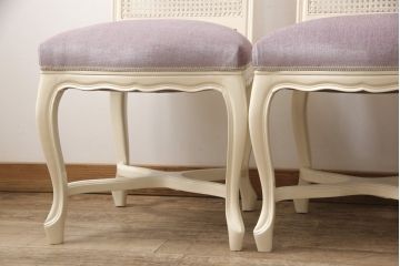 エレガントなラタンバックチェア4脚セットをリペア&カスタム!3脚は指定の生地に張り替え、本体は擦れや色あせ箇所のみ補修ペイントし仕上げ。(ダイニングチェア、椅子)