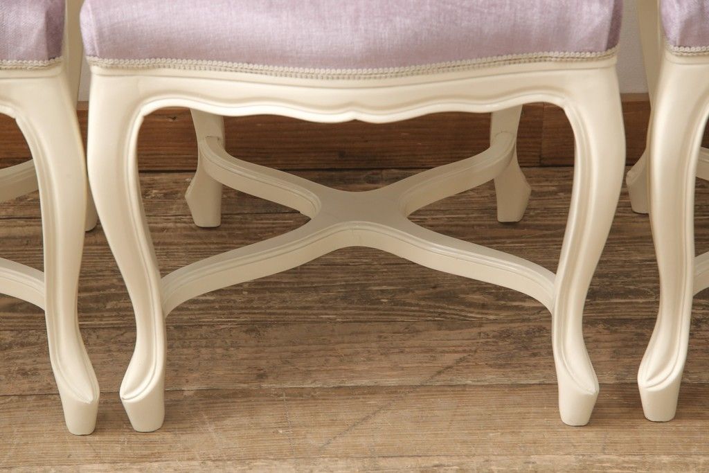 エレガントなラタンバックチェア4脚セットをリペア&カスタム!3脚は指定の生地に張り替え、本体は擦れや色あせ箇所のみ補修ペイントし仕上げ。(ダイニングチェア、椅子)