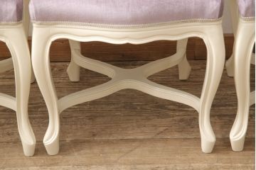 エレガントなラタンバックチェア4脚セットをリペア&カスタム!3脚は指定の生地に張り替え、本体は擦れや色あせ箇所のみ補修ペイントし仕上げ。(ダイニングチェア、椅子)