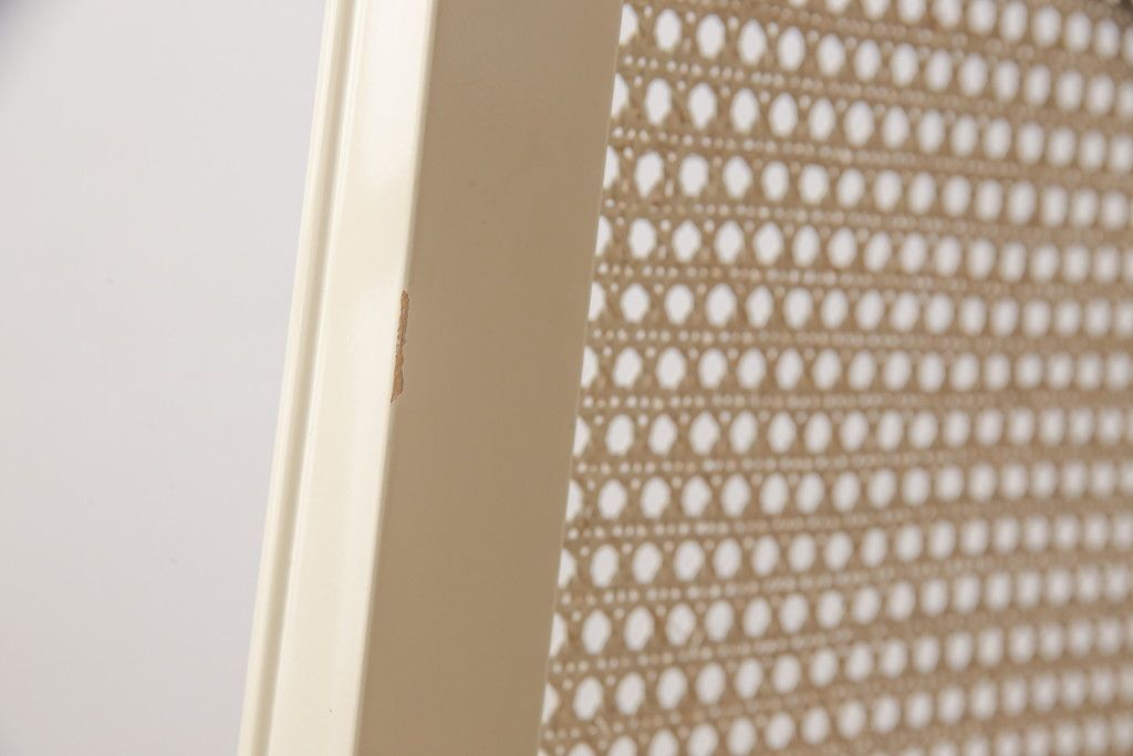 エレガントなラタンバックチェア4脚セットをリペア&カスタム!3脚は指定の生地に張り替え、本体は擦れや色あせ箇所のみ補修ペイントし仕上げ。(ダイニングチェア、椅子)