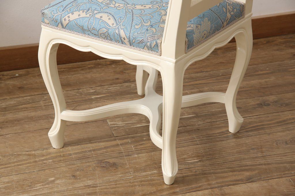 エレガントなラタンバックチェア4脚セットをリペア&カスタム!3脚は指定の生地に張り替え、本体は擦れや色あせ箇所のみ補修ペイントし仕上げ。(ダイニングチェア、椅子)