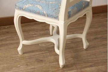 エレガントなラタンバックチェア4脚セットをリペア&カスタム!3脚は指定の生地に張り替え、本体は擦れや色あせ箇所のみ補修ペイントし仕上げ。(ダイニングチェア、椅子)