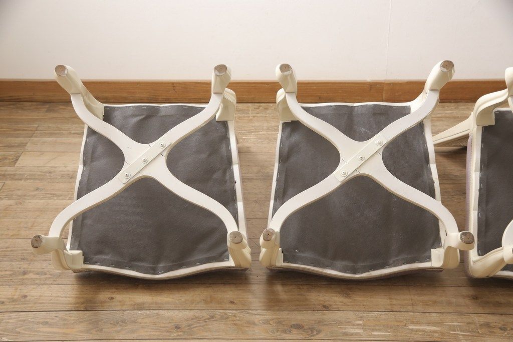 エレガントなラタンバックチェア4脚セットをリペア&カスタム!3脚は指定の生地に張り替え、本体は擦れや色あせ箇所のみ補修ペイントし仕上げ。(ダイニングチェア、椅子)