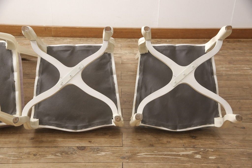 エレガントなラタンバックチェア4脚セットをリペア&カスタム!3脚は指定の生地に張り替え、本体は擦れや色あせ箇所のみ補修ペイントし仕上げ。(ダイニングチェア、椅子)