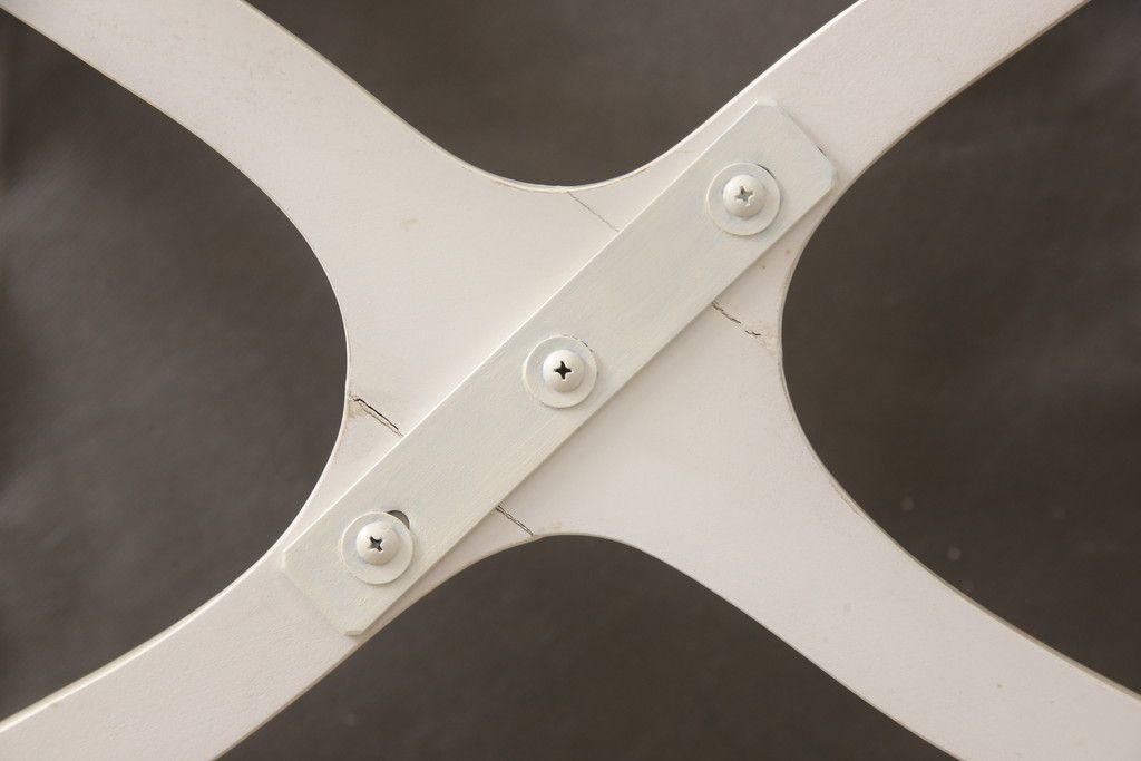 エレガントなラタンバックチェア4脚セットをリペア&カスタム!3脚は指定の生地に張り替え、本体は擦れや色あせ箇所のみ補修ペイントし仕上げ。(ダイニングチェア、椅子)