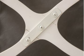 エレガントなラタンバックチェア4脚セットをリペア&カスタム!3脚は指定の生地に張り替え、本体は擦れや色あせ箇所のみ補修ペイントし仕上げ。(ダイニングチェア、椅子)