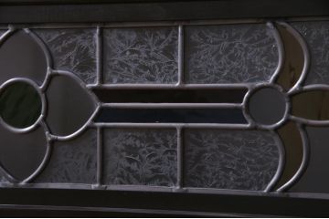 明治大正期の大正ロマンな欄間をリペア&カスタム!オリジナルのステンドグラスをはめ込み、濃い茶色で着色仕上げ。(明り取り、明かり取り、ディスプレイ)