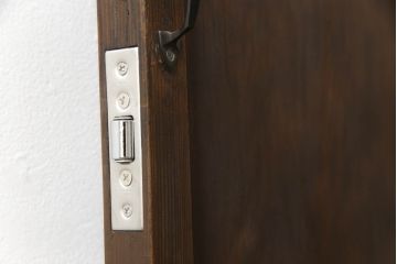 木製扉をリペア&カスタム!ローラー締まりを取り付け加工。(ドア、建具)