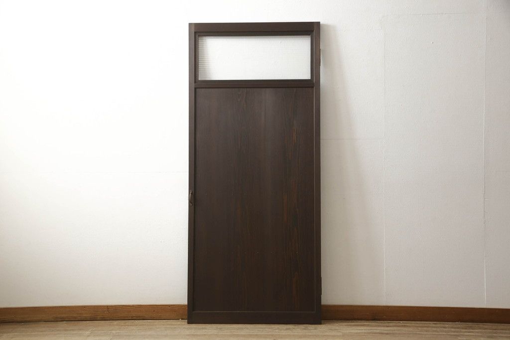 木製ドアをリペア&カスタム!高さと幅をリサイズ。ローラー締まりの取り付け、蝶番の交換。濃い茶色で着色仕上げ。(扉、建具)