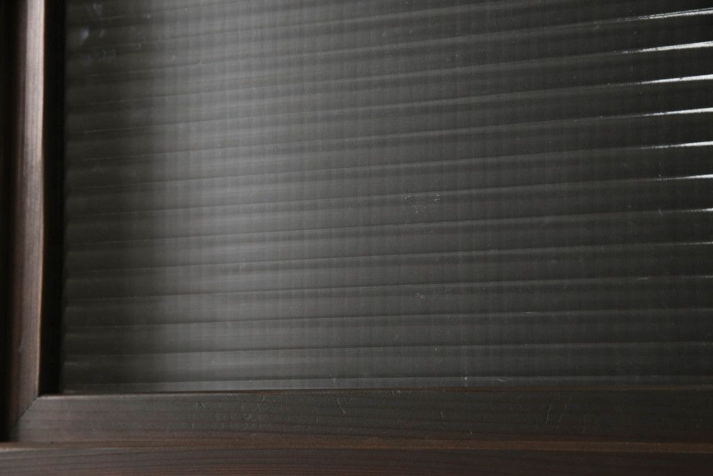 木製ドアをリペア&カスタム!高さと幅をリサイズ。ローラー締まりの取り付け、蝶番の交換。濃い茶色で着色仕上げ。(扉、建具)