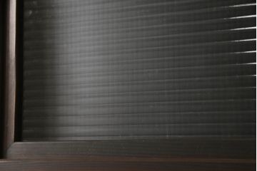 木製ドアをリペア&カスタム!高さと幅をリサイズ。ローラー締まりの取り付け、蝶番の交換。濃い茶色で着色仕上げ。(扉、建具)