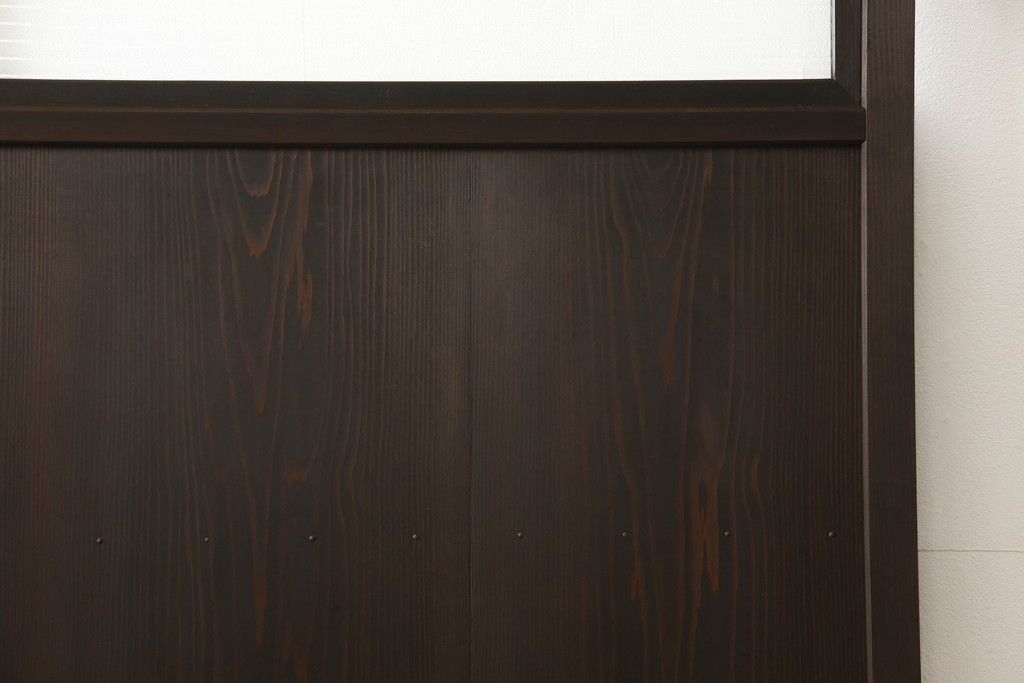 木製ドアをリペア&カスタム!高さと幅をリサイズ。ローラー締まりの取り付け、蝶番の交換。濃い茶色で着色仕上げ。(扉、建具)