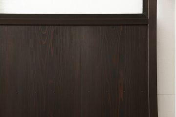 木製ドアをリペア&カスタム!高さと幅をリサイズ。ローラー締まりの取り付け、蝶番の交換。濃い茶色で着色仕上げ。(扉、建具)