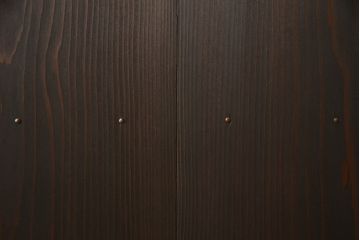 木製ドアをリペア&カスタム!高さと幅をリサイズ。ローラー締まりの取り付け、蝶番の交換。濃い茶色で着色仕上げ。(扉、建具)