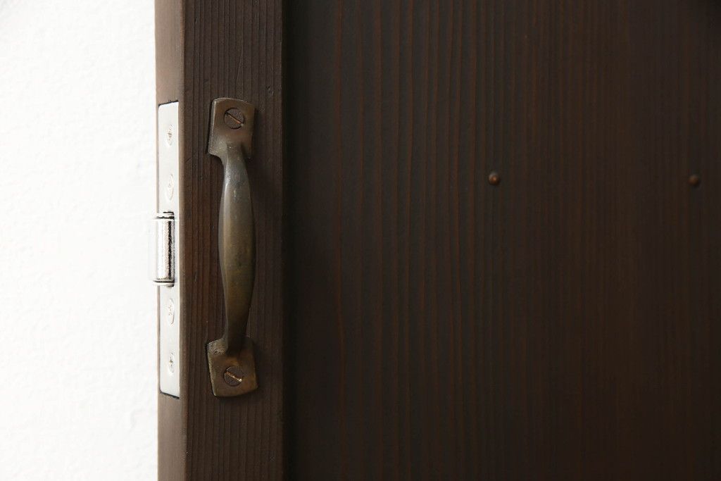 木製ドアをリペア&カスタム!高さと幅をリサイズ。ローラー締まりの取り付け、蝶番の交換。濃い茶色で着色仕上げ。(扉、建具)