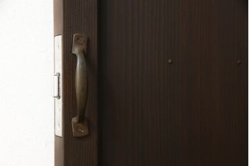 木製ドアをリペア&カスタム!高さと幅をリサイズ。ローラー締まりの取り付け、蝶番の交換。濃い茶色で着色仕上げ。(扉、建具)