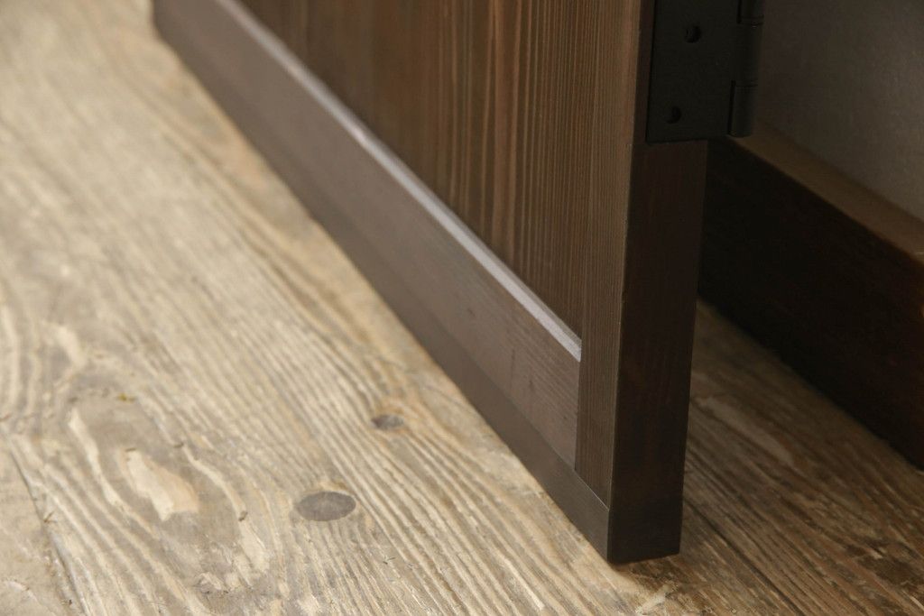 木製ドアをリペア&カスタム!高さと幅をリサイズ。ローラー締まりの取り付け、蝶番の交換。濃い茶色で着色仕上げ。(扉、建具)