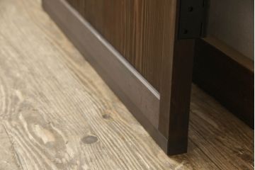 木製ドアをリペア&カスタム!高さと幅をリサイズ。ローラー締まりの取り付け、蝶番の交換。濃い茶色で着色仕上げ。(扉、建具)