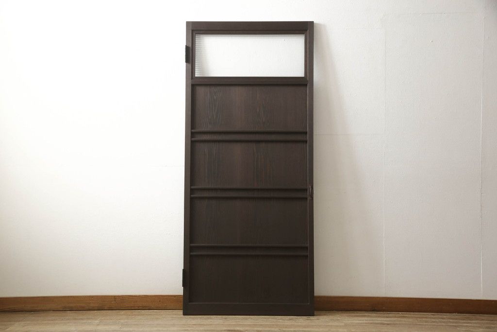 木製ドアをリペア&カスタム!高さと幅をリサイズ。ローラー締まりの取り付け、蝶番の交換。濃い茶色で着色仕上げ。(扉、建具)