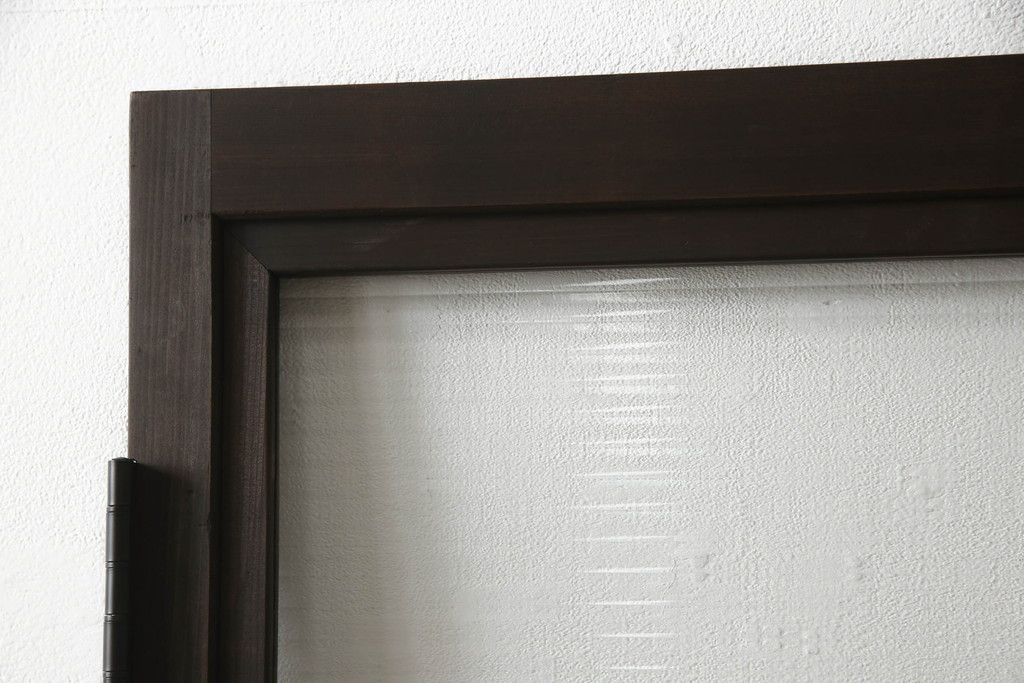 木製ドアをリペア&カスタム!高さと幅をリサイズ。ローラー締まりの取り付け、蝶番の交換。濃い茶色で着色仕上げ。(扉、建具)