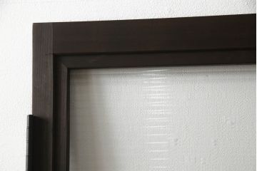 木製ドアをリペア&カスタム!高さと幅をリサイズ。ローラー締まりの取り付け、蝶番の交換。濃い茶色で着色仕上げ。(扉、建具)