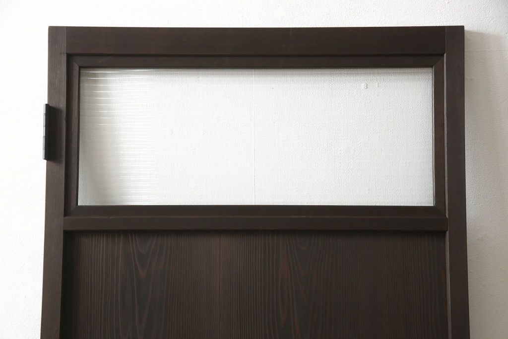 木製ドアをリペア&カスタム!高さと幅をリサイズ。ローラー締まりの取り付け、蝶番の交換。濃い茶色で着色仕上げ。(扉、建具)