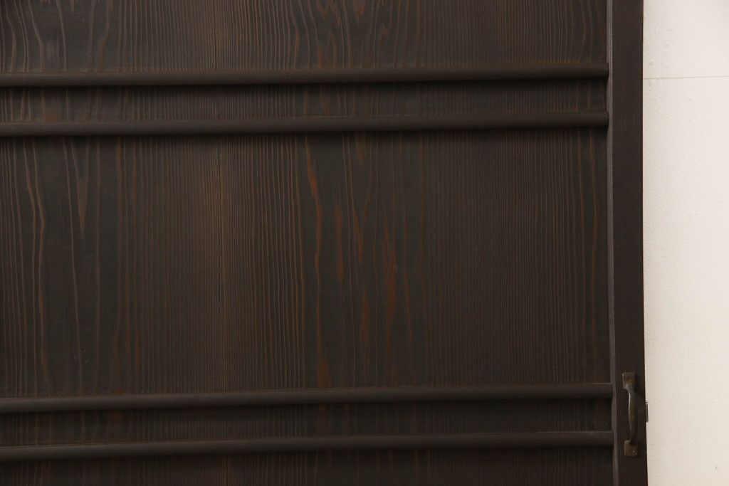 木製ドアをリペア&カスタム!高さと幅をリサイズ。ローラー締まりの取り付け、蝶番の交換。濃い茶色で着色仕上げ。(扉、建具)