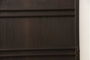 木製ドアをリペア&カスタム!高さと幅をリサイズ。ローラー締まりの取り付け、蝶番の交換。濃い茶色で着色仕上げ。(扉、建具)