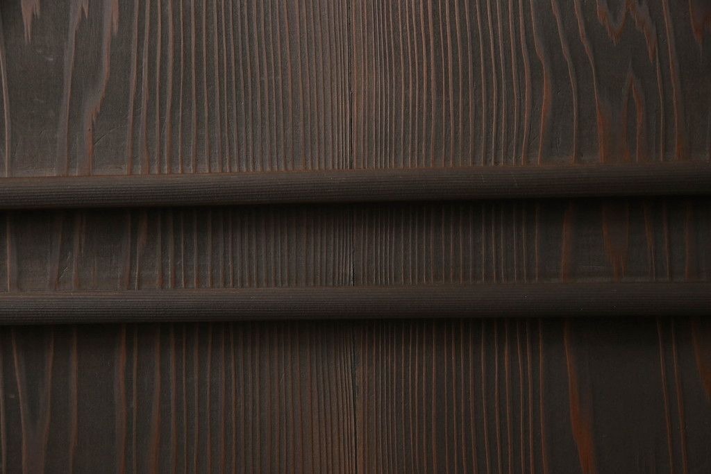 木製ドアをリペア&カスタム!高さと幅をリサイズ。ローラー締まりの取り付け、蝶番の交換。濃い茶色で着色仕上げ。(扉、建具)