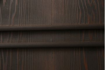 木製ドアをリペア&カスタム!高さと幅をリサイズ。ローラー締まりの取り付け、蝶番の交換。濃い茶色で着色仕上げ。(扉、建具)