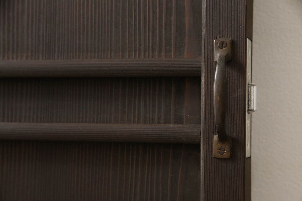 木製ドアをリペア&カスタム!高さと幅をリサイズ。ローラー締まりの取り付け、蝶番の交換。濃い茶色で着色仕上げ。(扉、建具)