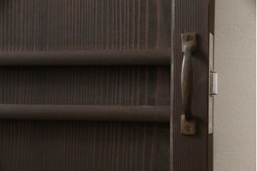 木製ドアをリペア&カスタム!高さと幅をリサイズ。ローラー締まりの取り付け、蝶番の交換。濃い茶色で着色仕上げ。(扉、建具)