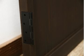 木製ドアをリペア&カスタム!高さと幅をリサイズ。ローラー締まりの取り付け、蝶番の交換。濃い茶色で着色仕上げ。(扉、建具)